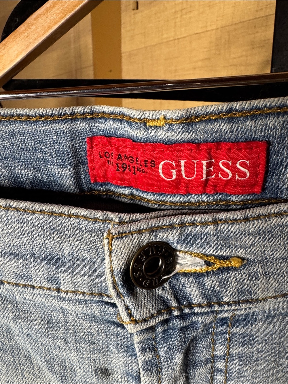 GUESS Light Wash Frayed Hem Ankle Jeans Size 27 Stretch Denim - Picture 3 of 8